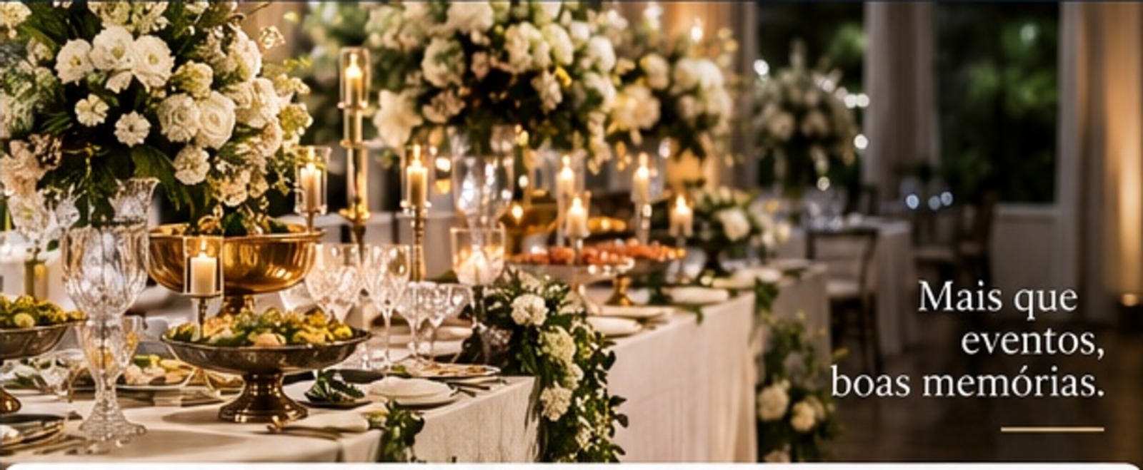 Mesa de evento decorada com flores, velas e serviço de buffet